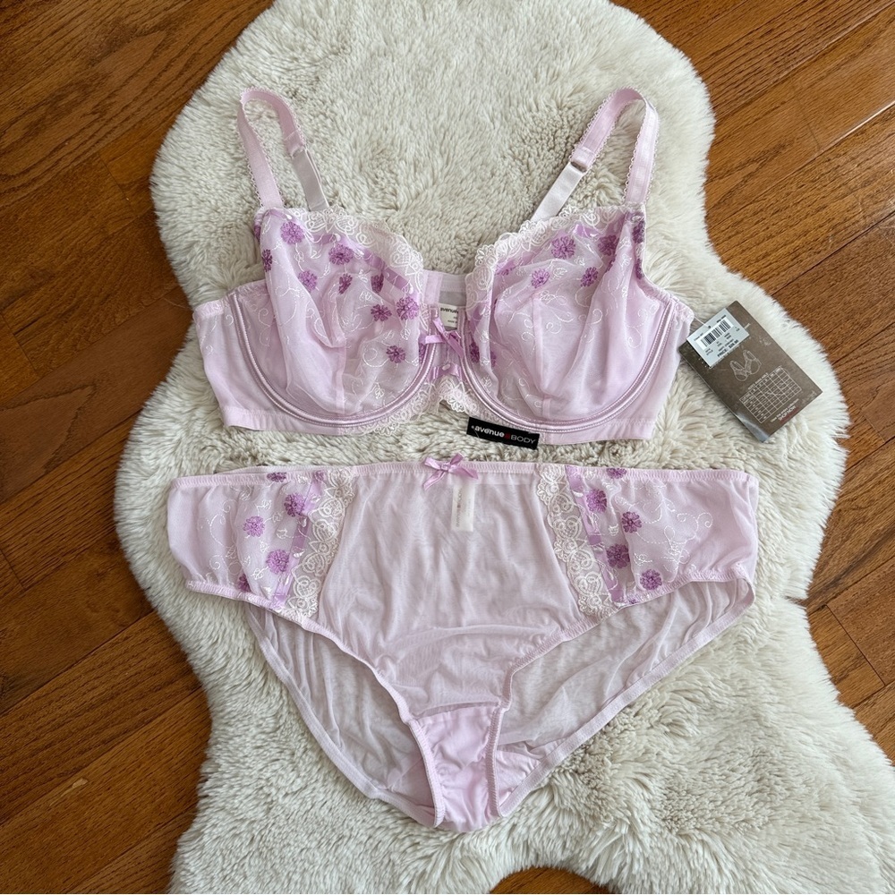 Avenue Body lace bra and pantie set size 44DD and 26/28